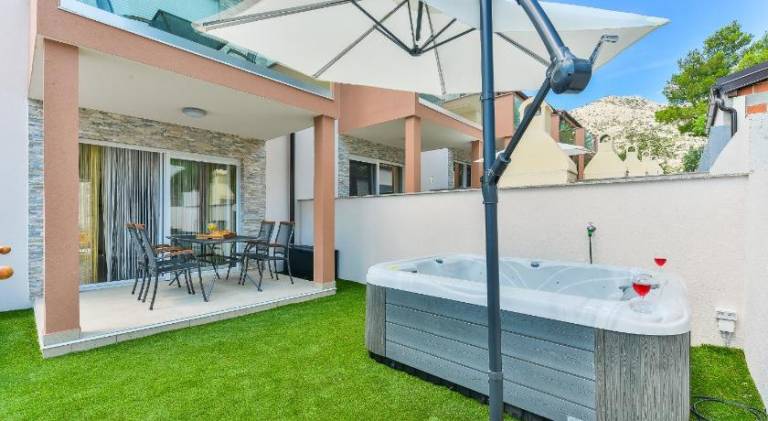 Villa with garden, hot tub & terrace | Suitable for remote work | Pets are welcome in Starigrad
