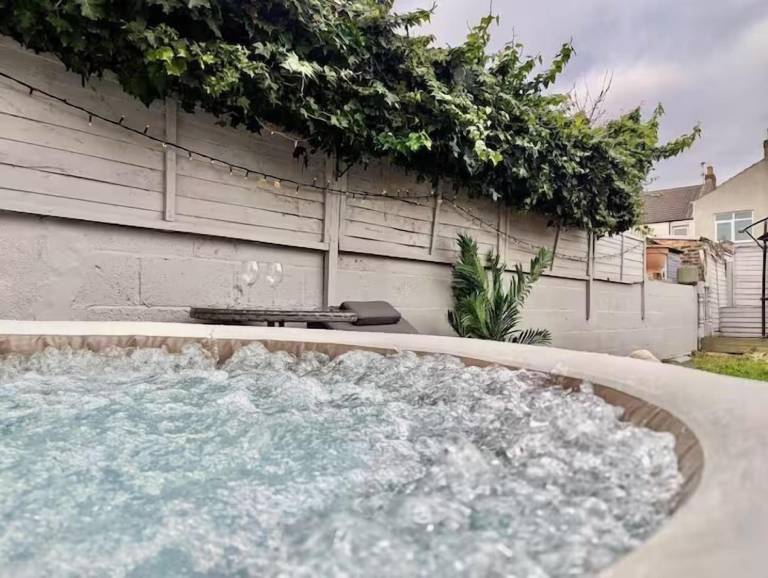 Central 3BR Home with Hot Tub Sleeps 10 — photo 5