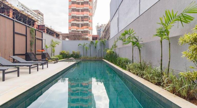 Apartment with pool & yard — photo 3