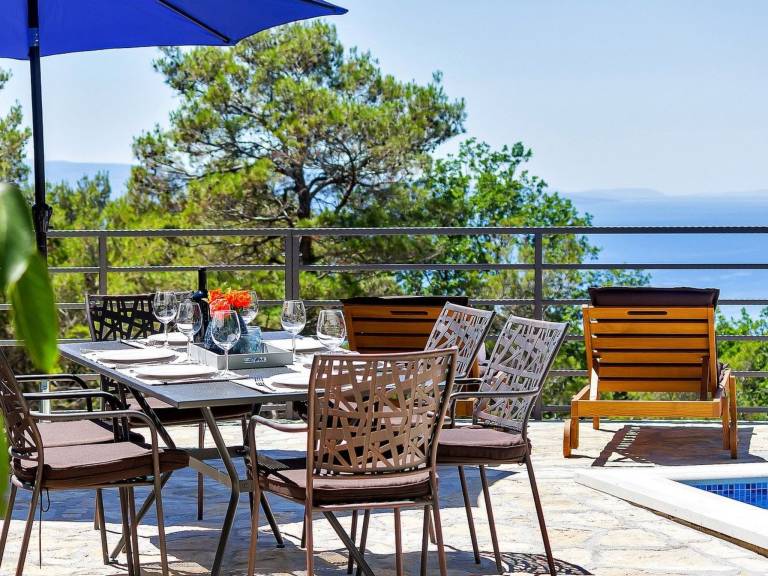Vacation home with patio, private pool & garden | Nature view — photo 3