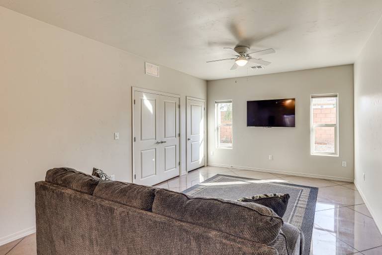 Hike & Explore: Apt 3 Mi to Lake Havasu & Dtwn! — photo 4