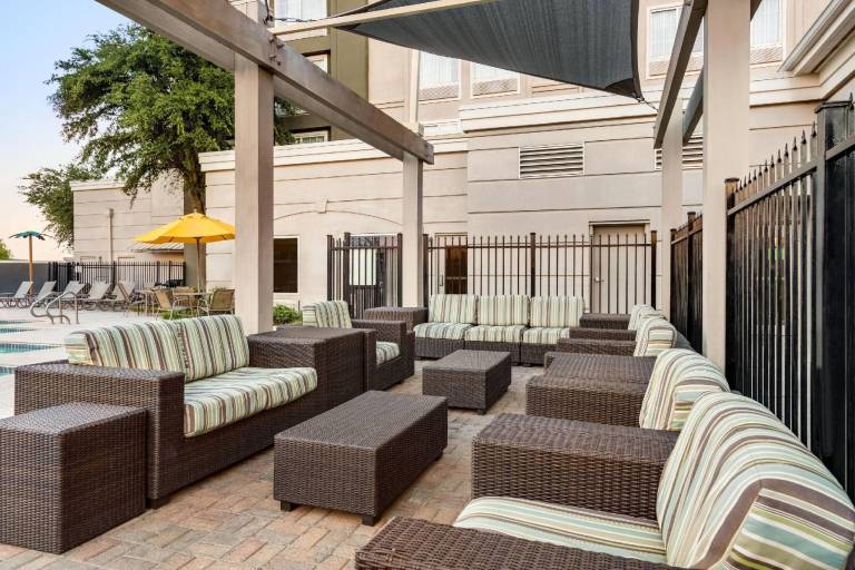 La Quinta Inn & Suites by Wyndham Arlington North 6 Flags Dr — photo 5