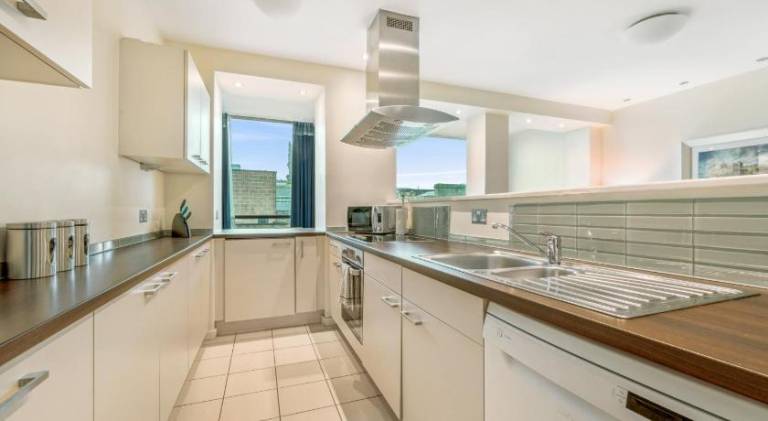 Serviced apartment with patio & yard | Next to Royal Mile | Good for workation — photo 4