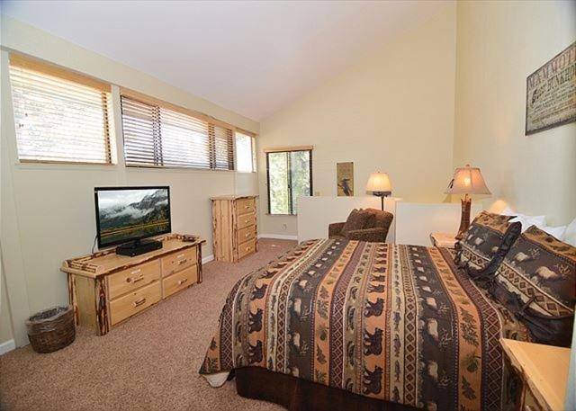 Spacious apartment with heated pool, jacuzzi & sauna | Next to the ski | Pet-friendly in Mammoth Lakes, CA