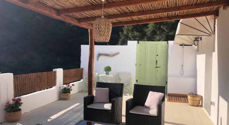 Vacation home with yard & terrace — photo 3