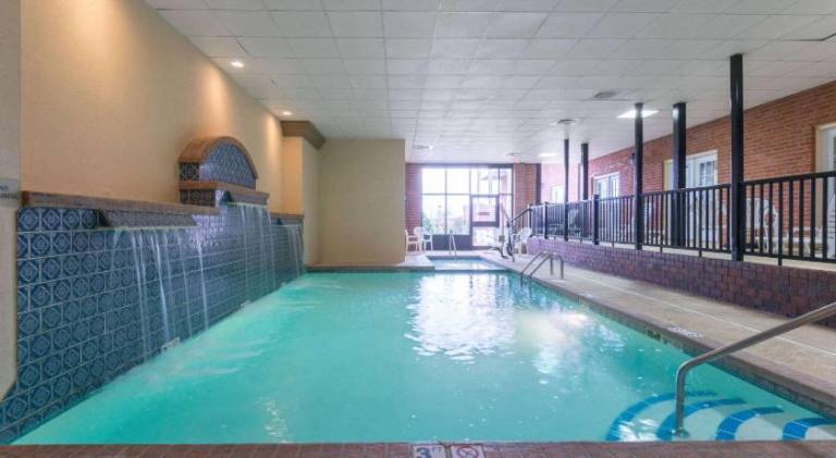 Ramada Hotel & Convention Center by Wyndham Topeka Downtown — photo 5
