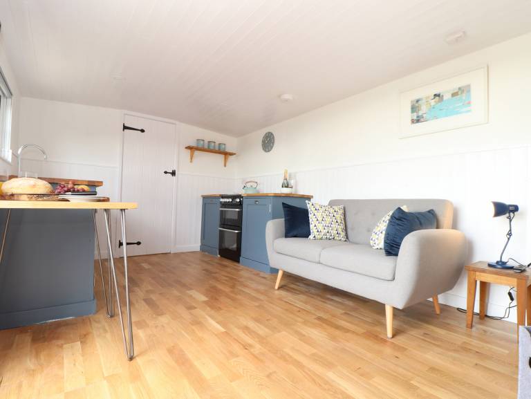 Cottage with hot tub & garden — photo 4