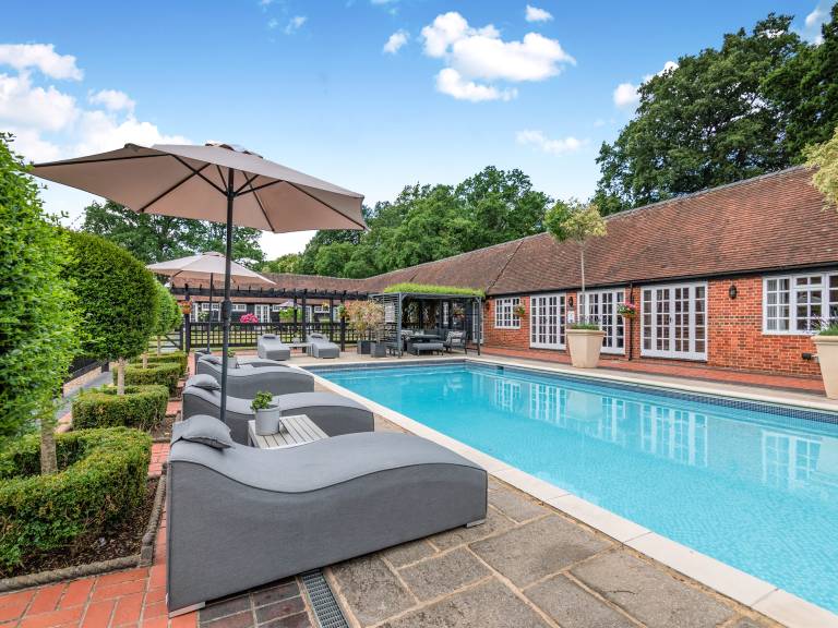 Family-friendly cottage with yard & pool | Pets allowed in Woking