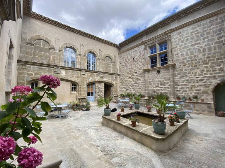 Gite with yard, barbecue & terrace in Béziers