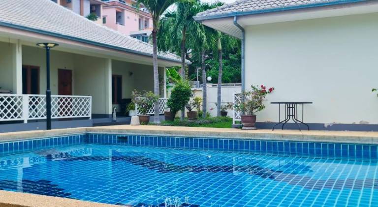 Holiday apartment with pool — photo 3