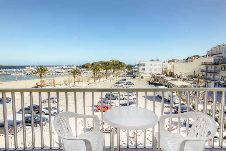 Apartment 'Mediterranean View 2-4' close to the Beach with Balcony & Wi-Fi in Llanca