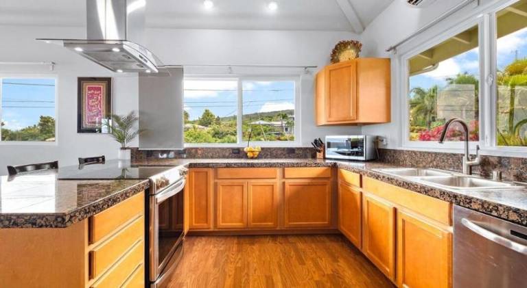 Central Oceanview Modern Cozy 3 Bed House — photo 4