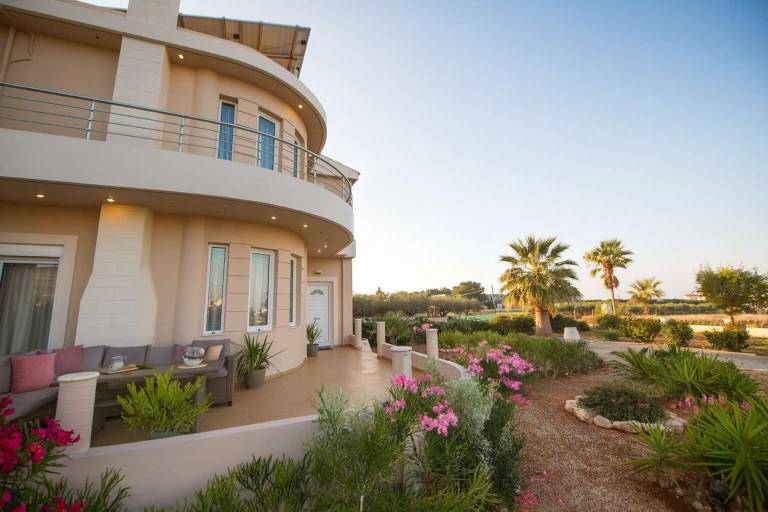 Villa with garden, BBQ & fast internet | Water view — photo 5