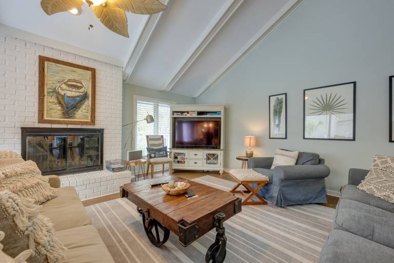 6 Cannon Row: Pet Friendly Home, Free Bikes, Private Pool, Walk to Beach — photo 2
