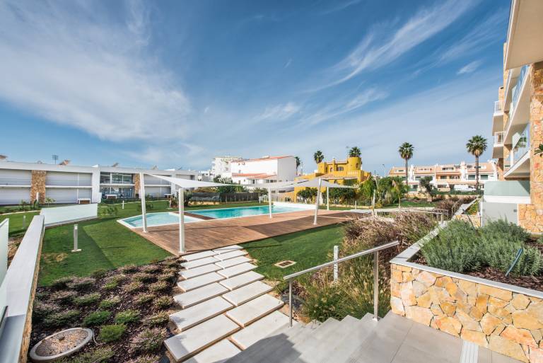 Holiday Home 'Lovely Modern Apartment with Pool' with Shared Pool, Wi-Fi and Air Conditioning — photo 3