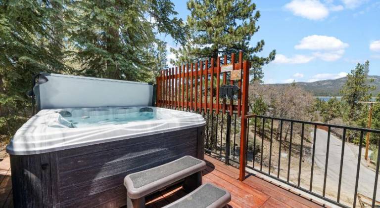 BB Lake View Lodge - Gorgeous Lakeviews, Hot Tub, Jetted Tub, and Firepit! — photo 2
