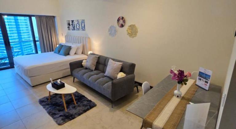 Apartment with hot tub & pool in Abu Dhabi