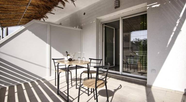 Rental apartment with patio — photo 3