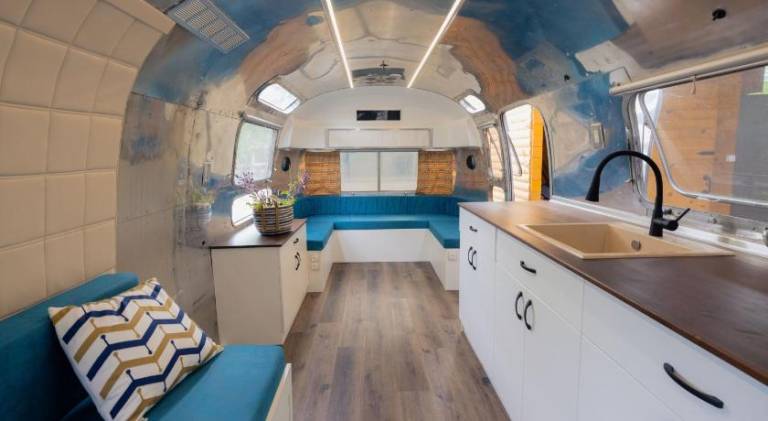 Luxury Vintage Airstream RV/Caravan Retro Charm Meets Comfort — photo 2