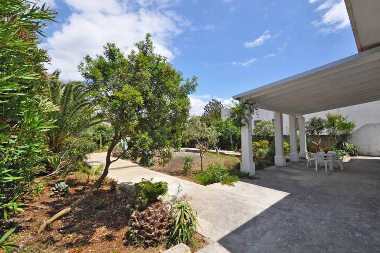 Villa with yard — photo 3