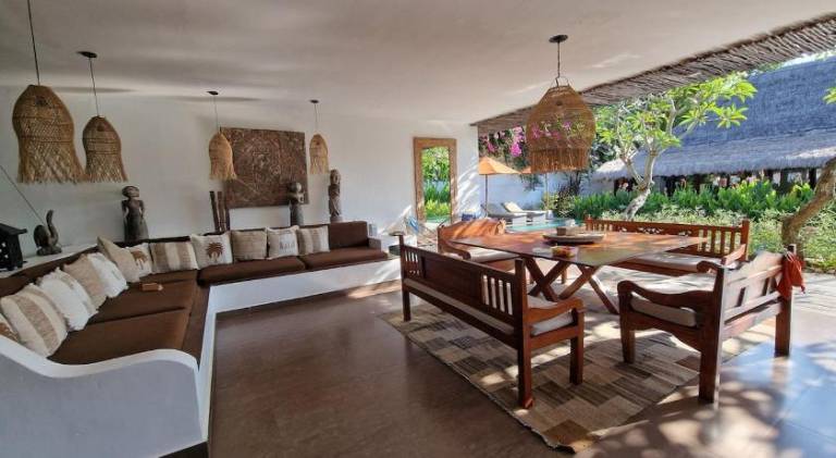 Villa with pool — photo 4