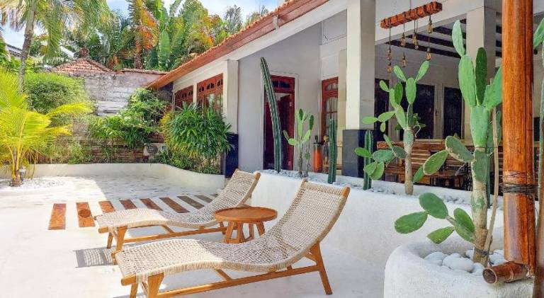 Villa with pool — photo 4