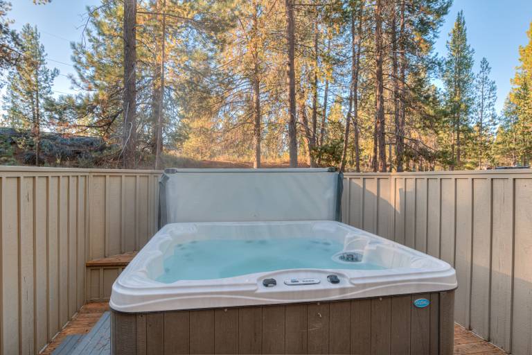 Cozy Dog-Friendly Retreat with Hot Tub & SHARC Passes in Sunriver — photo 2