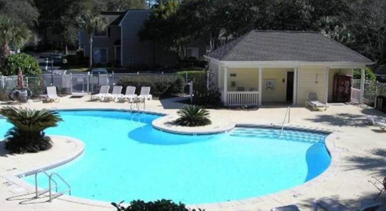House with pool — photo 2