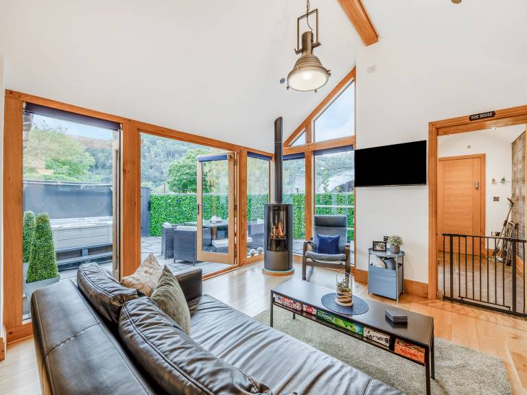 Family-friendly beautiful cottage with hot tub & yard | Pet-friendly — photo 2