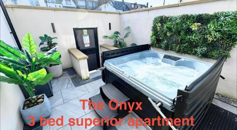 Ample holiday apartment with jacuzzi & patio | Next to the beach | Suitable for remote work | Pets allowed in Blackpool