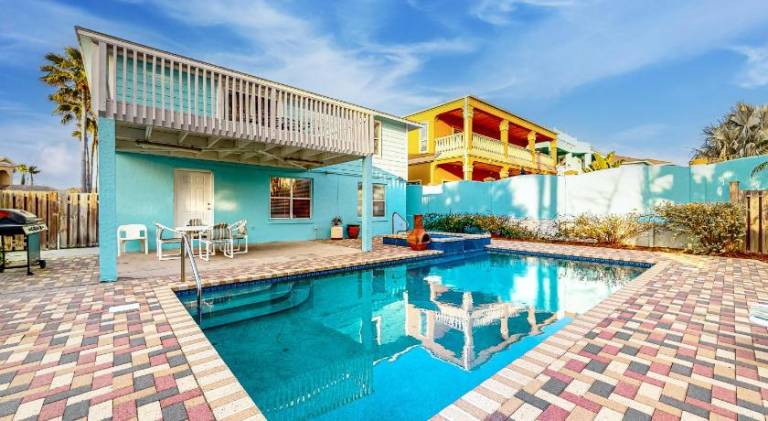 Vacation home with jacuzzi & pool | Pet-friendly — photo 4