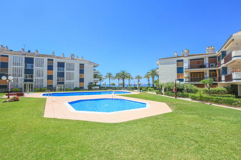 Rental apartment with patio, yard & pool in Cambrils