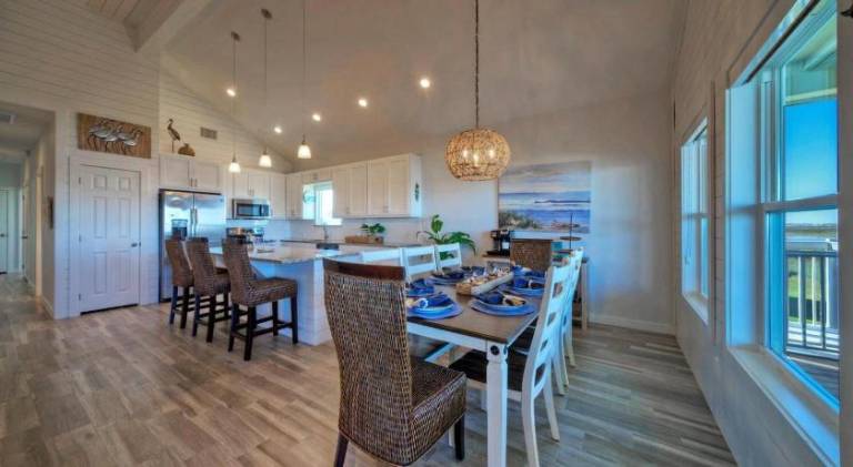 Vacation home with pool & grill — photo 3