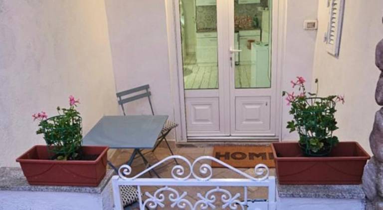 Rental apartment with terrace, grill & yard — photo 4