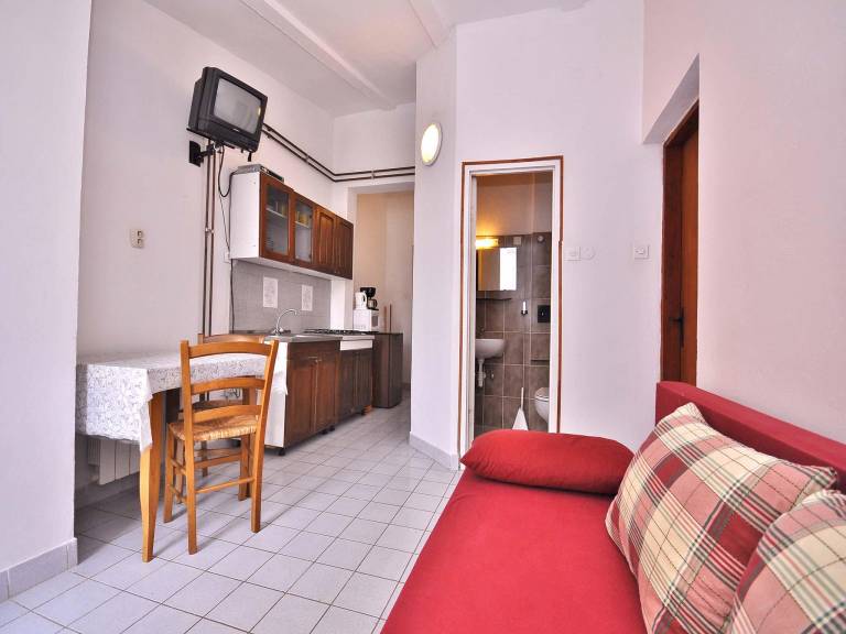Lovely rental apartment with pool, fast internet & yard | Pets allowed — photo 5