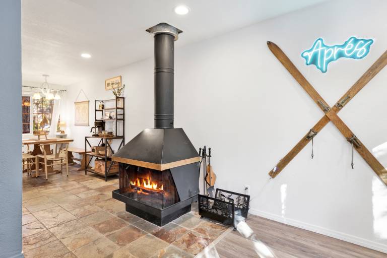 Apres Chalet Retreat Pet-Friendly Cottage Hot Tub Nature Escape — photo 3