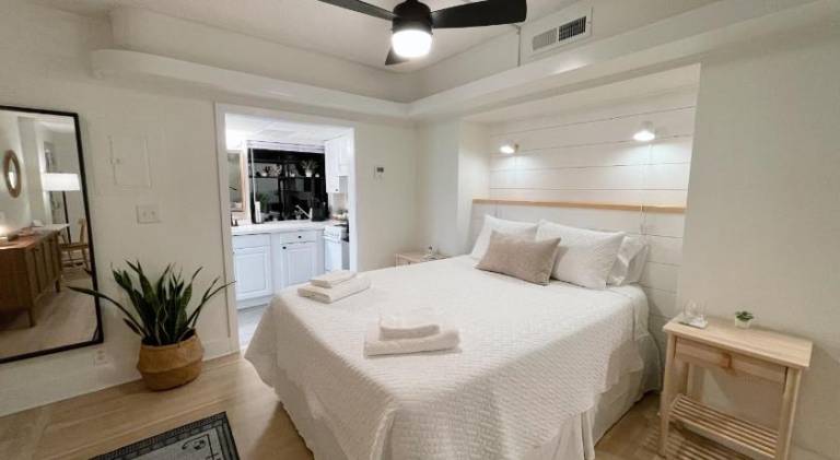 Beautiful serviced apartment with pool | Good for workation | Pets allowed in Wilmington, NC