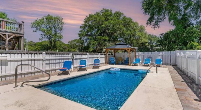Vacation home with pool — photo 4
