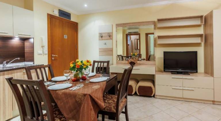 Nice serviced apartment with pool, yard & patio | Close to the beach | Perfect for remote work | Pets are welcome — photo 4