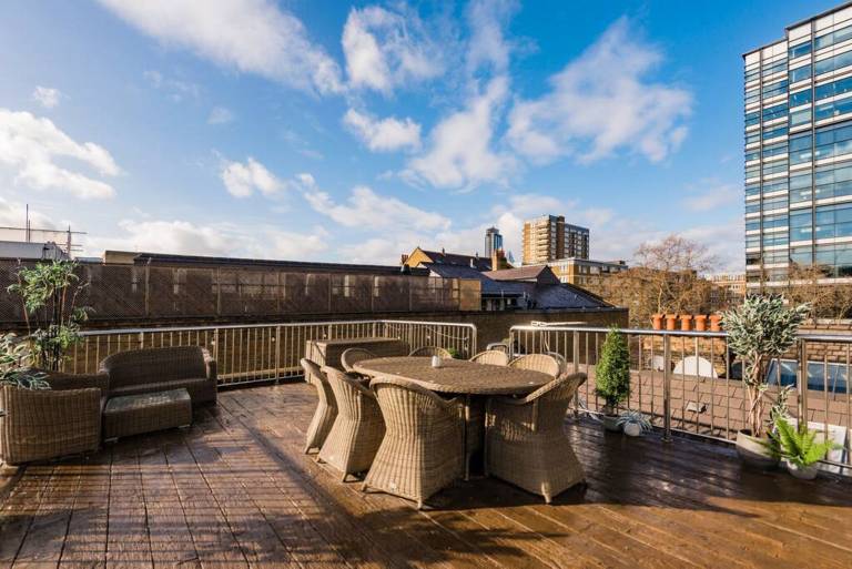 East London loft penthouse with epic roof terrace and loads of space in London, KY