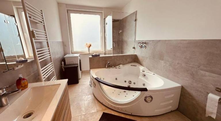 Apartment with jacuzzi — photo 3