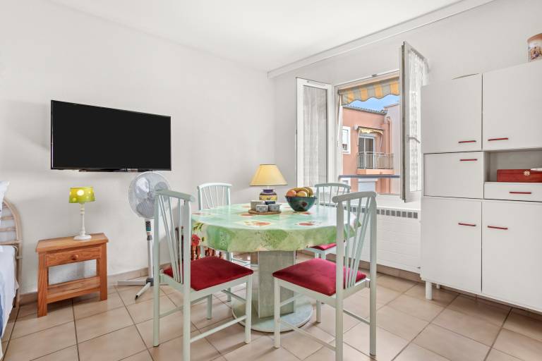 Studio Apartment 'À Deux Pas De La Mer' with Sea View and Air Conditioning — photo 3