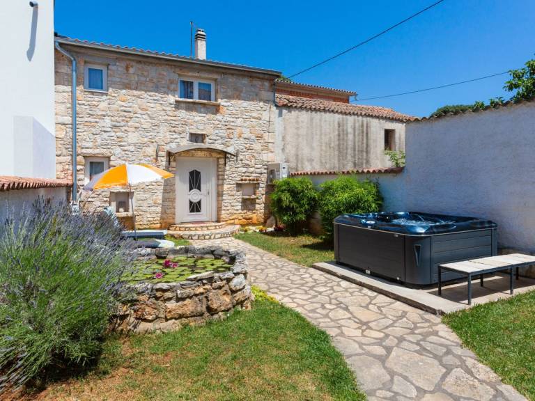Wonderful vacation home with garden, hot tub & barbeque | Pets are welcome — photo 3