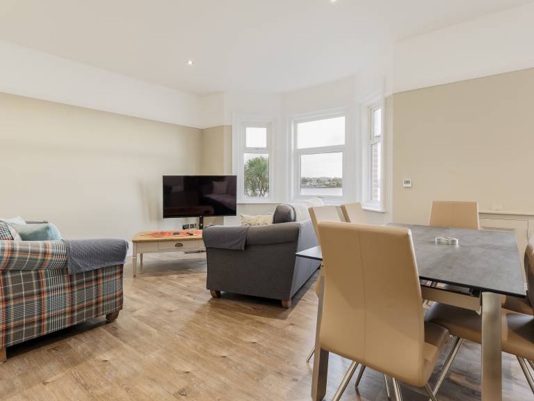 Cottage with yard | Beach view in Poole