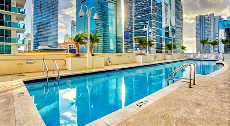 Elegant Centric Vibrant Pool Jacuzzi Free Parking in Miami, FL