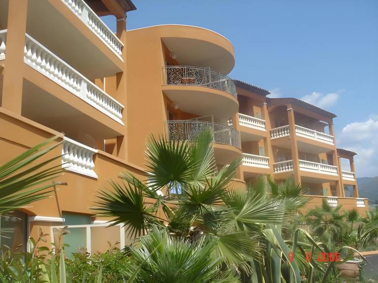 Nice serviced apartment with yard, patio & pool | Dogs allowed in Colomars