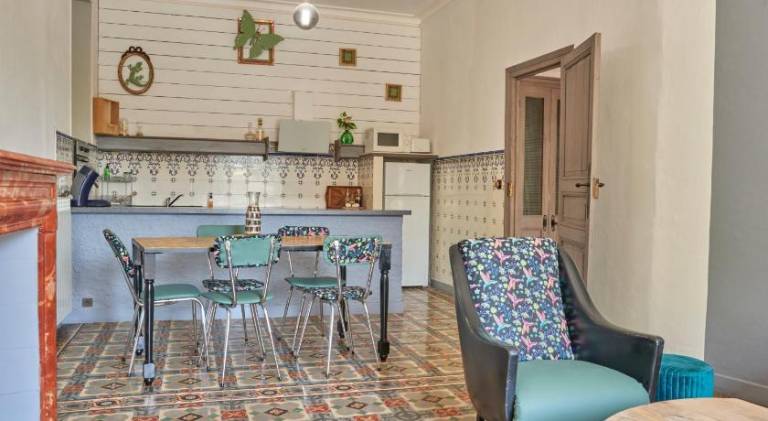 House with pool, BBQ & patio | Pets allowed — photo 4
