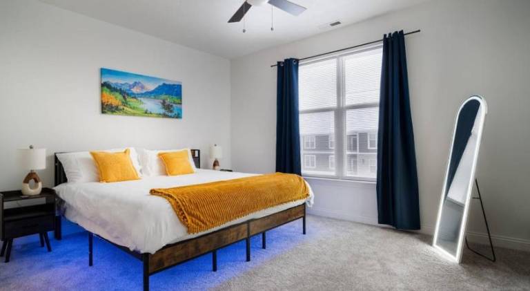 Sunrise Glow Spacious 2BR 2BA 2 King Beds Gym WFH — photo 2