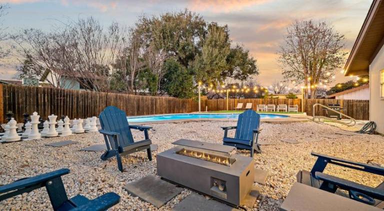 Vacation home with pool — photo 5