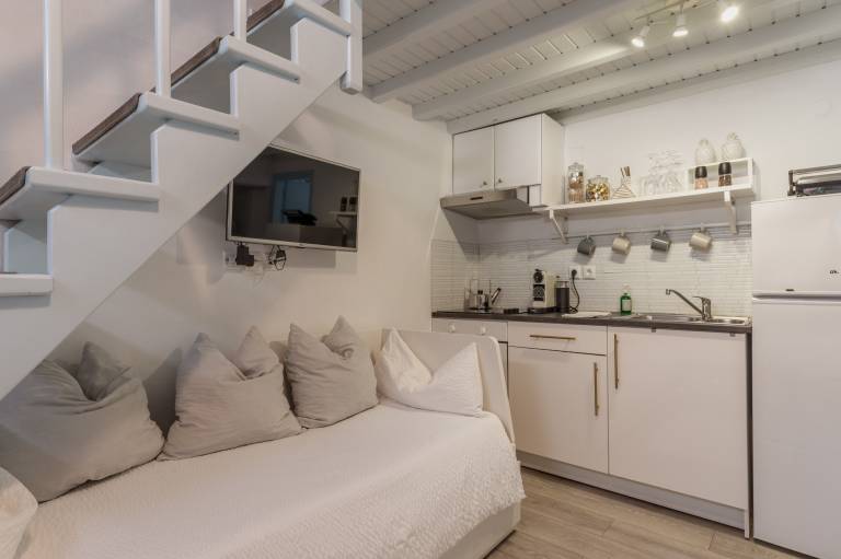 Stylish 5-bed maisonette in the heart of Mykonos Old Town! — photo 5